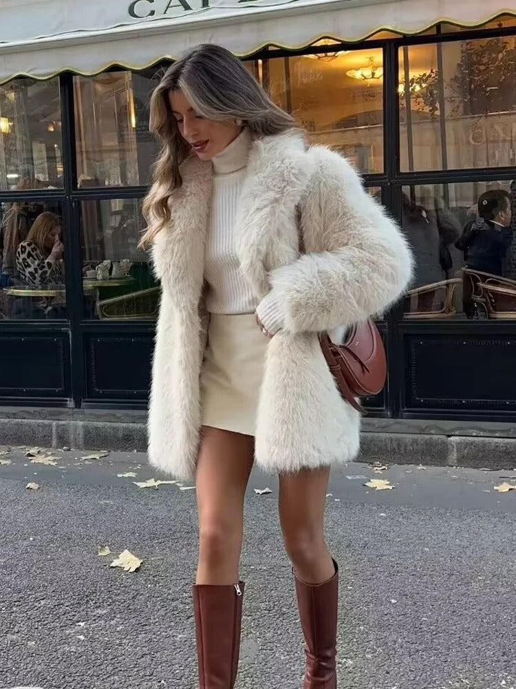 Trendiger Pelzmantel