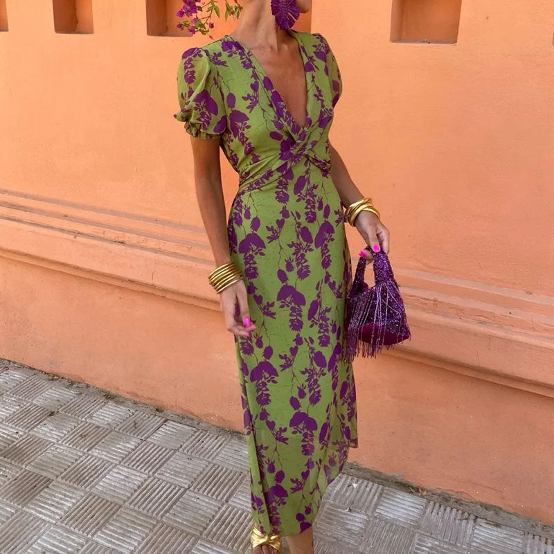 Kleid mit Schlitz und Blumenmuster