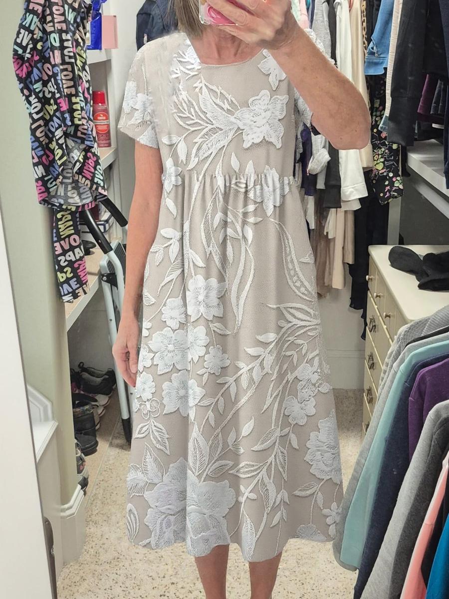 Zeitloses Rundhalskleid