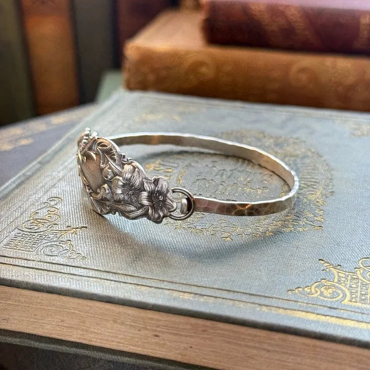 PetalCharm – Oldtimer Armband Aus Silber Mit Blumengravur