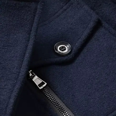 Aristokratischer Mantel aus schwarzer Wolle