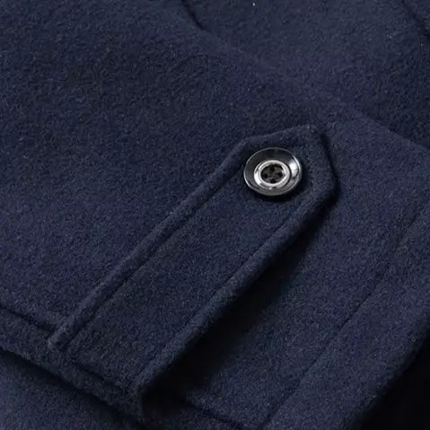 Aristokratischer Mantel aus schwarzer Wolle